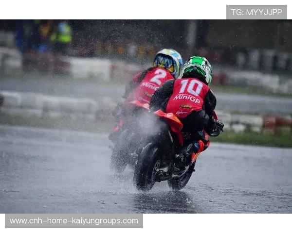MotoGP车手在湿地条件训练中保持稳定节奏