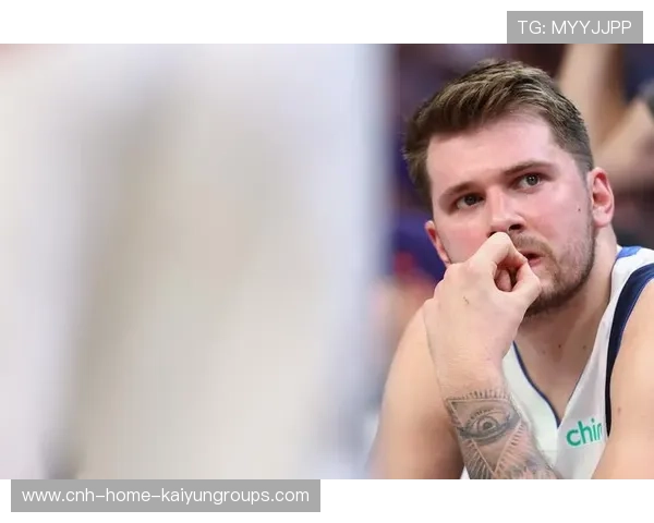 独行侠东契奇持球突破，施展标志性反手上篮，篮球场上的完美风采