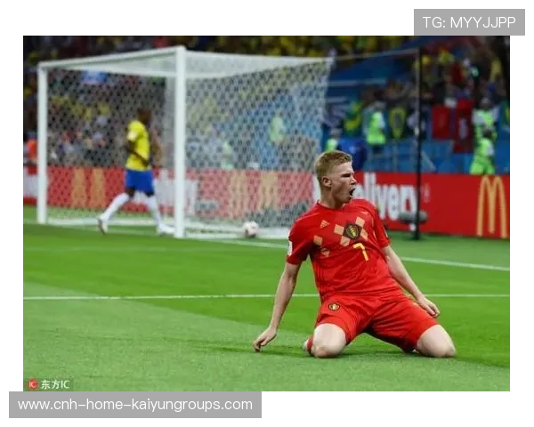 德布劳内主罚前场任意球，皮球划出弧线直钻球门左下角